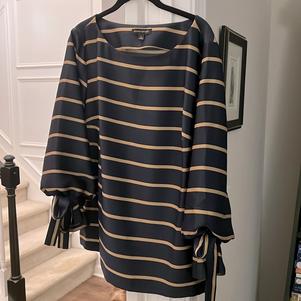 Banana Republic women’s top size L. Navy with tan stripes, worn once!